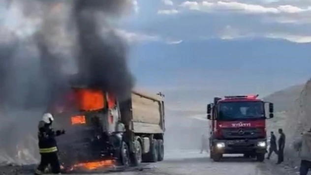 Manisa'da damperli kamyon alev aldı