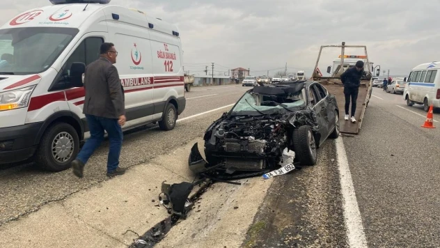 Manisa'da iki otomobil kafa kafaya çarpıştı: 3 ağır yaralı