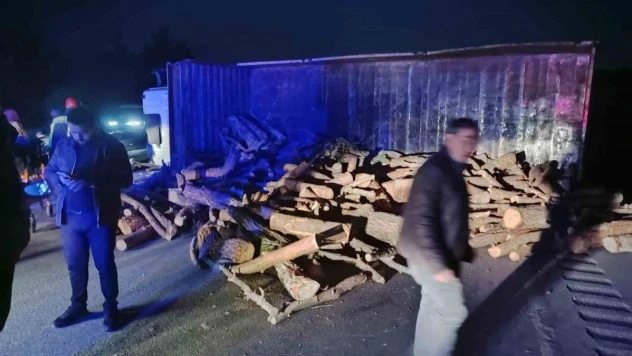 Manisa'da karşı şeride geçen kamyon otomobille çarpıştı: 1 ölü, 1 yaralı