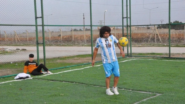 Maradona'ya benzerliği ile herkesi şaşırtıyor