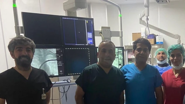 Mardin'de ilk defa kırık olan kalp pili kablosu operasyonla çıkarıldı
