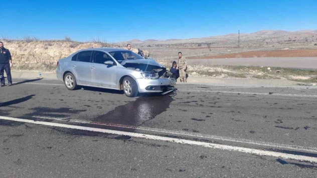Mardin'de otomobil ile hafif ticari araç çarpıştı: 3 yaralı