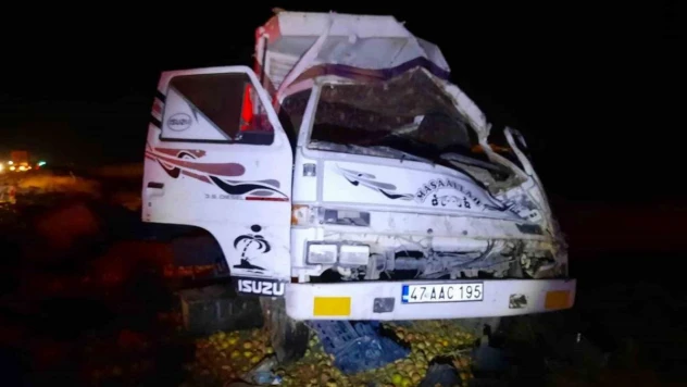 Mardin'de tır ile kamyonet kafa kafaya çarpıştı: 3 yaralı