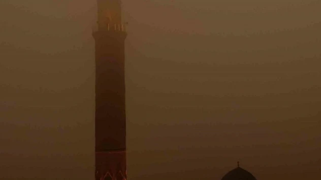 Mardin'de toz taşınımı her yeri kızıla bürüdü