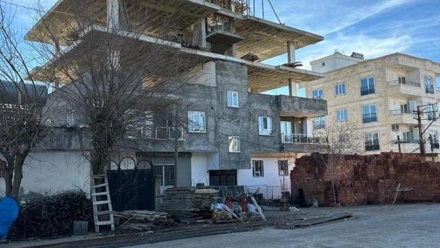 Mardin'de yıkılan duvarın altında kalan kişi hayatını kaybetti