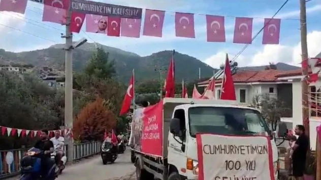 Marmaris'in Bayrak dedesi Selimiye Mahallesi'ne Atatürk büstü hediye etti