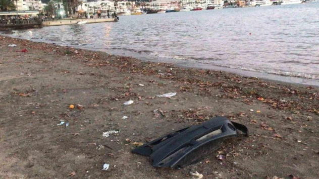 Marmaris'te etkili olan sağanağın ardından sahil çöple doldu