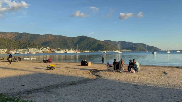 Marmaris'te vatandaşlar güneşli havanın keyfini çıkardılar