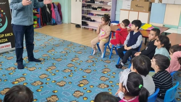 Masalcı Amca Uşak'ta anlattı, Ağrı'da dinlendi