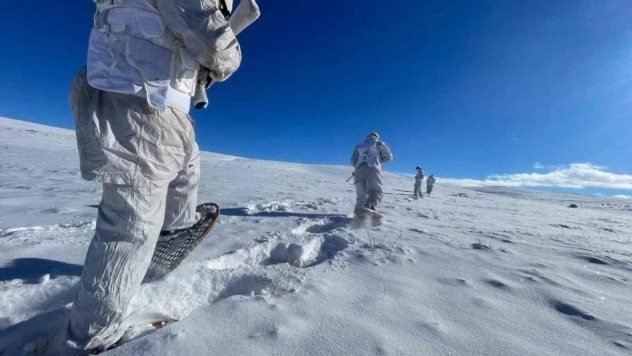 Mehmetçik, zorlu kış şartlarında çalışmalarına devam ediyor