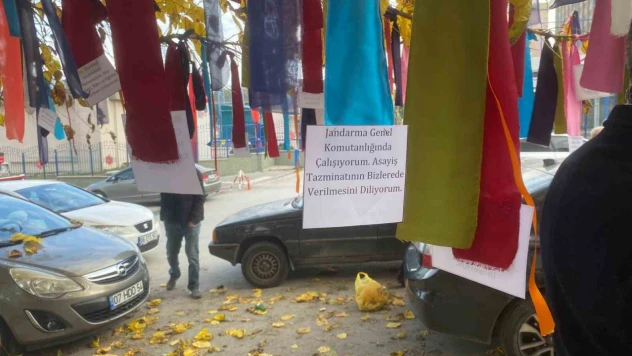 Memurlar bakanlığın önündeki ağacı 'dilek ağacı'na çevirdi