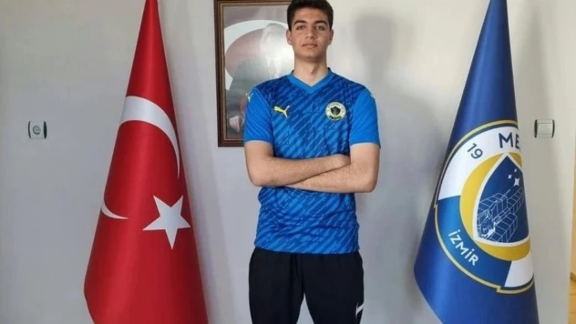 Menemen FK, genç kalecisini profesyonel yaptı