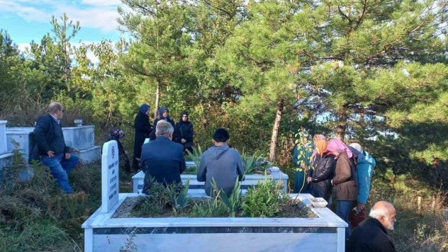 Merhum öğretmen kabri başında anıldı