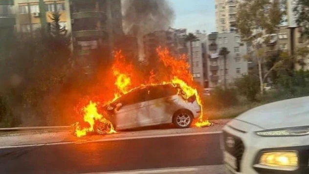 Mersin'de bir günde 4 araç motor kısmından yandı
