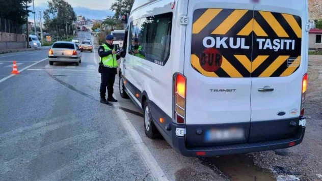 Mersin'de jandarma ekipleri okul servis araçlarını denetledi