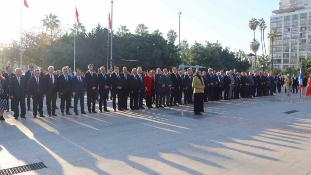 Mersin'de Öğretmenler Günü dolayısıyla Atatürk Anıtı'na çelenk sunuldu