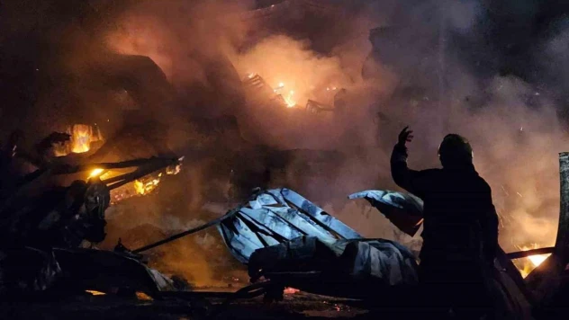 Mersin'deki yangında soğutma çalışmaları gece de devam etti