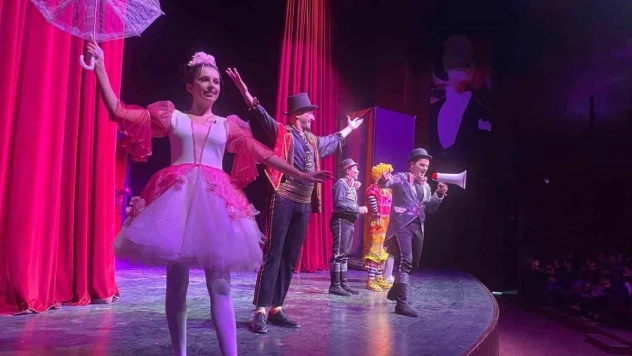 Mersin Şehir Tiyatrosu, 2 tiyatro oyunuyla Seyhan'da sahne aldı