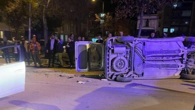 Merzifon'da 2 araç çarpıştı, sürücüler yaralandı