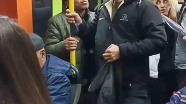 Metroda müzik çalarak para toplayan gençler ile vatandaşlar arasında tartışma çıktı