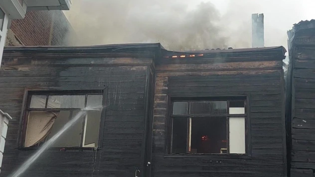 Metruk bina alev alev yandı