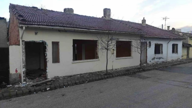 Metruk ev mahalle sakinlerine endişe veriyor