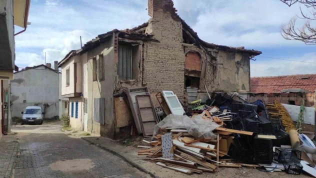 Metruk ev mahalle sakinlerini endişelendiriyor