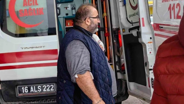 Meyve keserken elini kesti