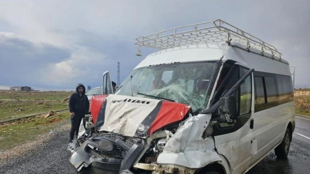 Midyat'ta tanker ile minibüs çarpıştı: 9 yaralı