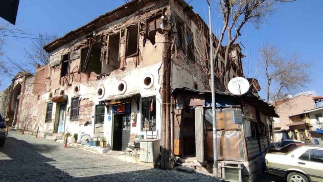 Milas Belediyesi'nin dibindeki tehlikeyi hiç bir yetkili aldırış etmiyor