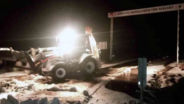 Milas'ta dolu yağışı yolları kapattı