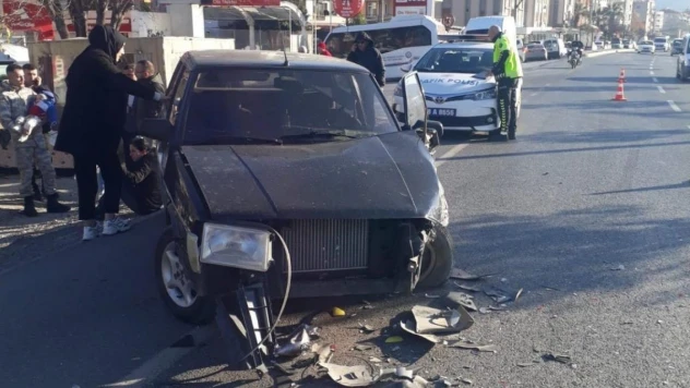 Milas'ta kamyonet ile otomobil çarpıştı