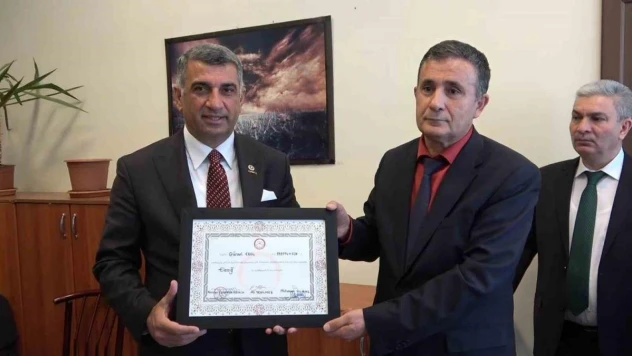 Milletvekili Gürsel Erol mazbatasını aldı