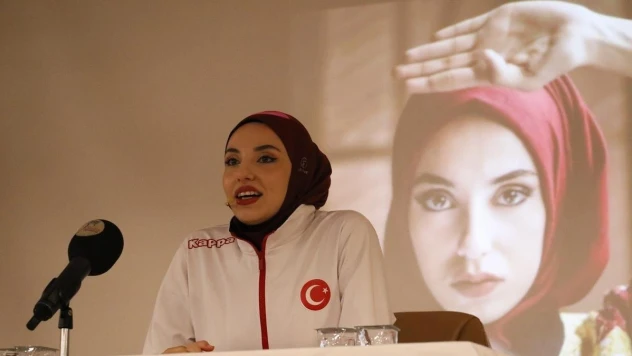 Milli Tekvandocu Kübra Dağlı, KBÜ'de öğrencilerle buluştu