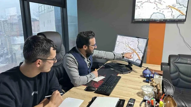 Mimar ve inşaat mühendisleri Yüksekova'da deprem konusunda alınması gereken önlemleri anlattı