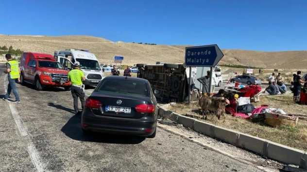 Minibüs ile otomobil çarpıştı: 12 yaralı