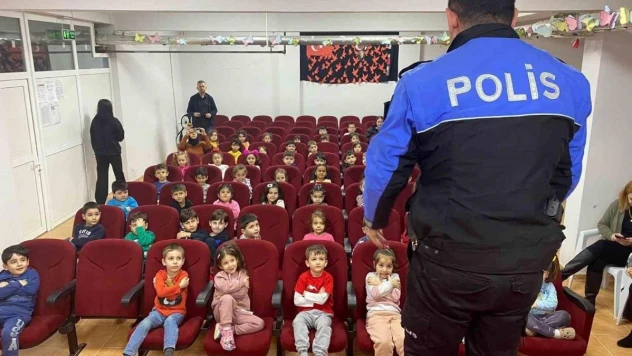 Minik öğrenciler polis ekiplerini tanımaya devam ediyor