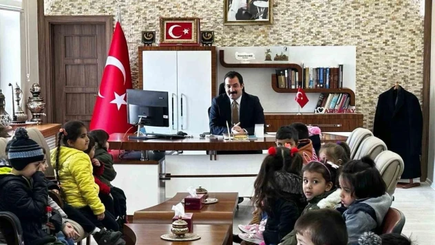 Minik öğrencilerden Kaymakam Akköz'e ziyaret