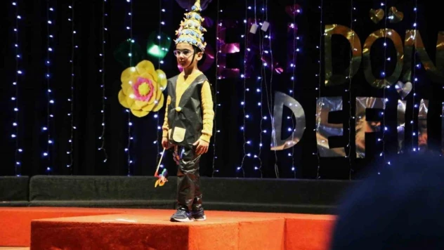 Minik öğrencilerin geri dönüşüm defilesi hayran bıraktı