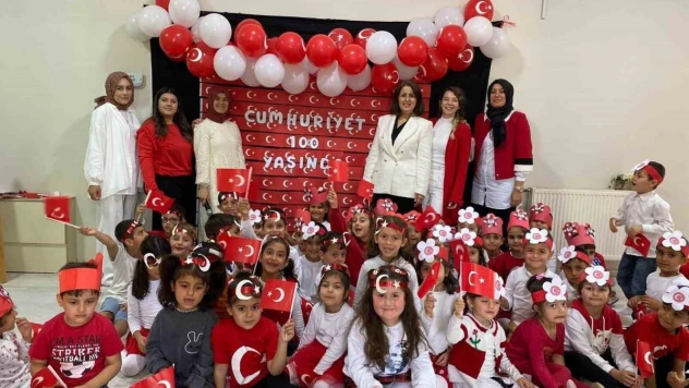 Minikler kırmızı beyaza büründüler