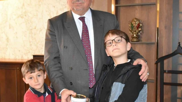 Minikler, kumbaralarını Filistin için bağışladı