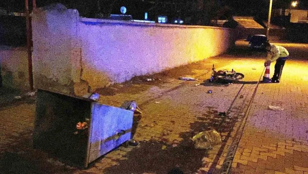 Motosiklet çöp konteynerine çarptı: 2 ağır yaralı