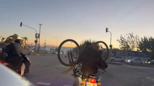 Motosiklet üzerinde bisikletle yolculuk kamerada