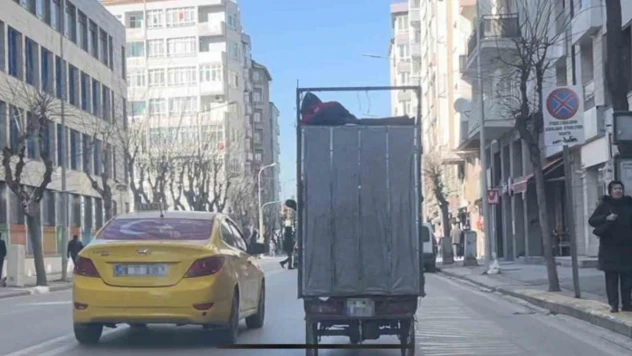Motosikletin kasasına yüklü kartonların üzerinde yolculuk yapan şahıs trafiği tehlikeye attı