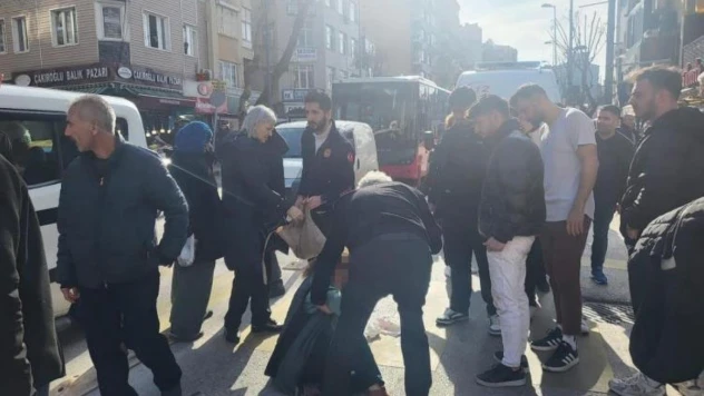 Motosikletle yaya geçidindeki yayalara çarptı, 2 kişi yaralandı