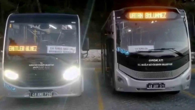 Muğla'da toplu taşıma tabelalarına 'Şehitler Ölmez, Vatan Bölünmez' yazısı yazıldı.