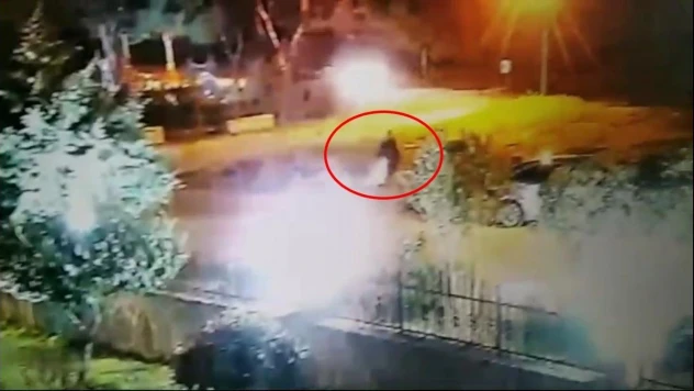 Muhtar adaylarının afişlerinin koparılma anları kamerada