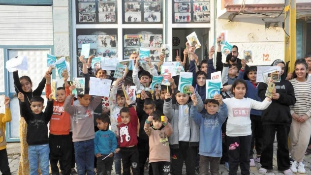 Muhtar amcadan çocuklara karne hediyesi