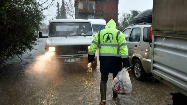 Muratpaşa'da aşevinden sel ve su baskını mağdurlarına sıcak yemek desteği