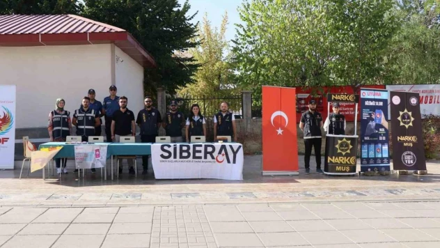 Muş polisi kurduğu stantta vatandaşlara dolandırıcılıktaki son yöntemleri anlattı